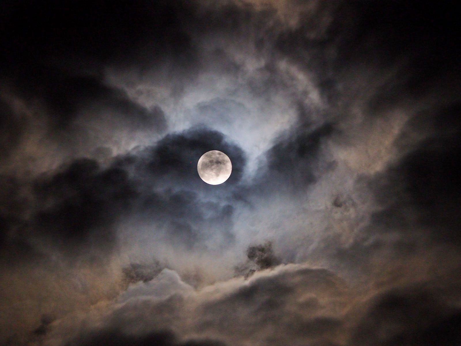 The moon in the bureau mirror